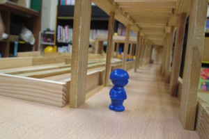 高架下に佇む少年